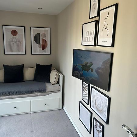 Cosy Bedroom In Luxury Apartment London Exterior photo