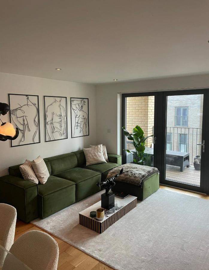 Cosy Bedroom In Luxury Apartment London Exterior photo